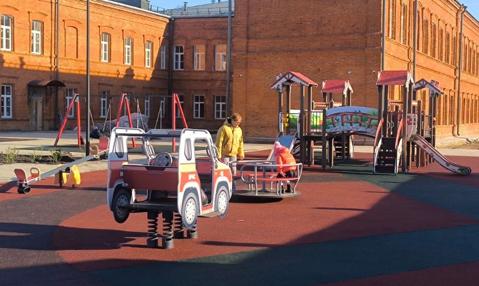 В Петровске открыли крупнейшую в городе детскую площадку